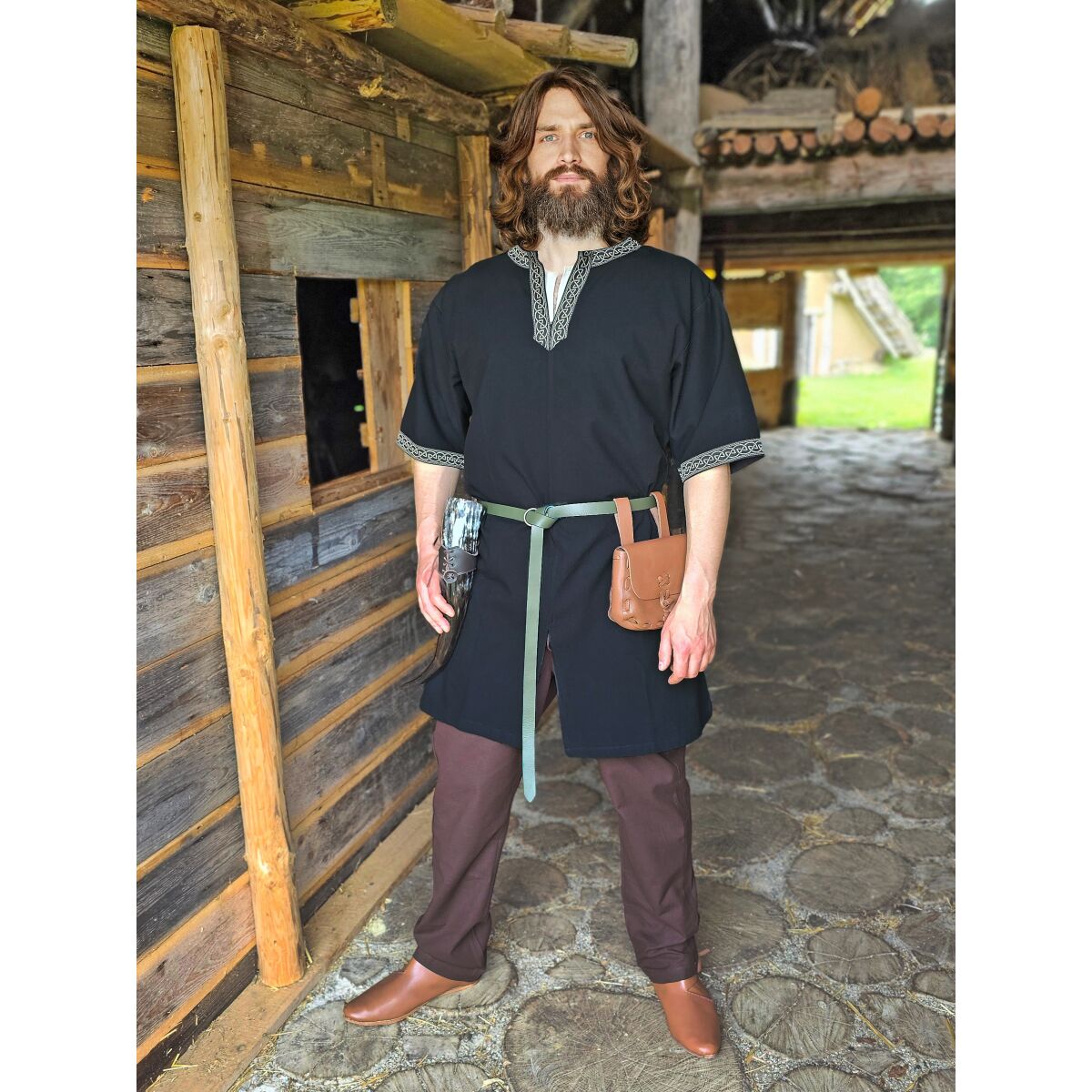 Classic Viking tunic black "Arvid" with knot pattern, short sleeves L